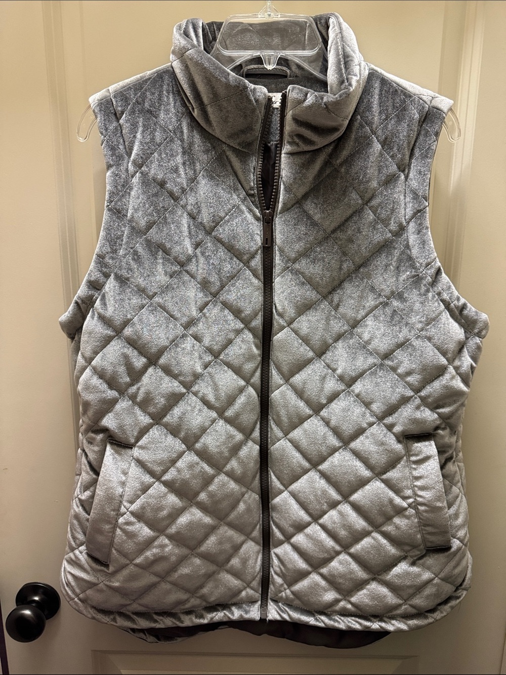 Kenneth Cole Quilted Sleeveless Vest in Light Gray shimmer